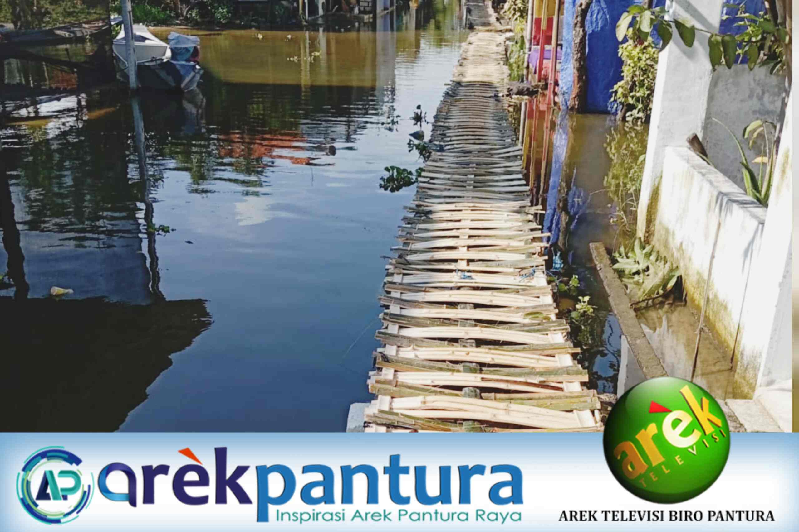 Jelang Idul Fitri, Korban Banjir Lamongan Bangun Jembatan Darurat dan Mulai Terserang Penyakit